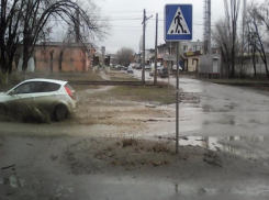 Отсутствие сливных решеток начало превращать Волжский в болото