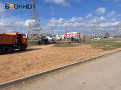 В 38 микрорайоне спустя годы залатали яму, где застряла техника для ремонта дорог