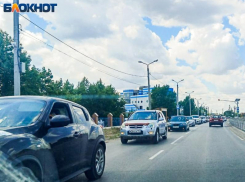 Огромные пробки заполнили Волжский в удушливую жару: почему дорогу не чинят ночью?
