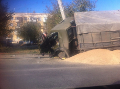 Опрокинувшаяся фура парализовала движение на юге Волгограда