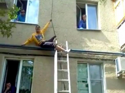 Жильцы организовали видеотрансляцию того, как их сосед угрожал прыгнуть с карниза дома в Волжском