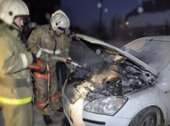 Иномарку пришлось тушить пожарным в Средней Ахтубе
