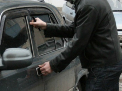 В Волжском из «Жигулей» вытащили аккумулятор