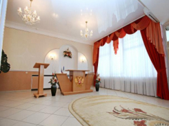 За хорошую работу наградили сотрудников ЗАГСа № 1 и № 2 в Волжском