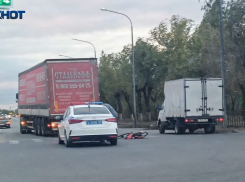 В Волжском на пешеходном переходе грузовик сбил велосипедистку 