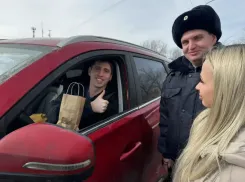 Вместо штрафов — поздравления: Госавтоинспекция Волжского поздравила мужчин-водителей с 23 февраля