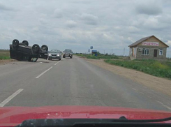 Крупное ДТП под Волжским: после столкновения на трассе перевернулись три автомобиля 