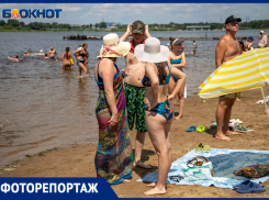 На городском пляже Волжского — разгар купального сезона: фоторепортаж