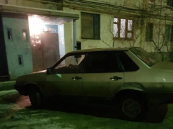 В Волжском «автохам» почти заехал в подъезд