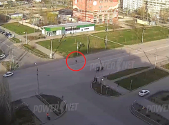 Опасные забавы: ребёнок на самокате устроил танцпол среди дороги в Волжском 