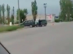 «Сузуки» и «Нива» померились силами при  въезде на автозаправку в Волжском 