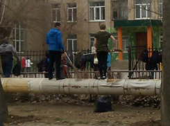 Битву на метлах устроили во время субботника школьники в Волжском
