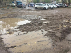 «Болото» у школы сделало невыносимой жизнь ребенка инвалида в Волжском