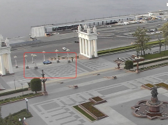 Проехался по лестнице набережной на внедорожнике: лихач попал на видео в Волгограде