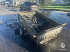 Прицеп вспыхнул на ходу: под Волжским катер сгорел посреди дороги из-за окурка