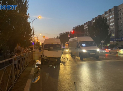  Лобовое столкновение маршрутки и «БМВ» в Волжском: видеорепортаж с места аварии