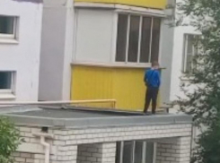Подростки справили нужду с козырька подъезда в Волжском