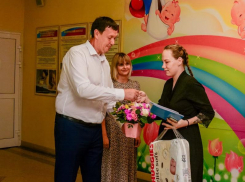 Родившим в День Рождения Волжского выдали подарки 