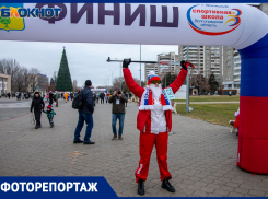 В Волжском состоялся традиционный забег Дедов Морозов 