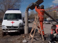 В Волжском Скорая помощь влетела в столб, уходя от столкновения
