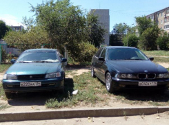 Волжские дворы «стонут» от незаконных парковок