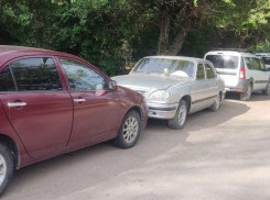Заброшенный автомобиль и музыкальные предпочтения: жители Волжского жалуются на соседа
