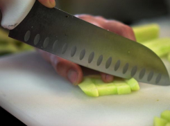 Под Волжским женщина из ревности ударила в живот ножом знакомого