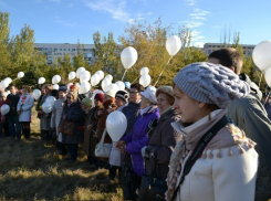 Ко Дню памяти жертв незаконных политических репрессий волжане отпустили в небо десятки белых шаров