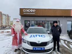 «Ничего крепче кофе!»: Дед Мороз и Госавтоинспекция Волжского вышли в праздничный рейд