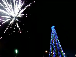 Новогодний салют у главной елки порадовал волжан