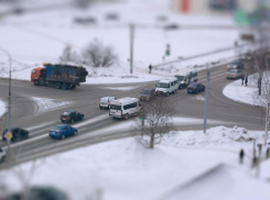 В Волжском в ДТП пострадали водитель и пассажир иномарки