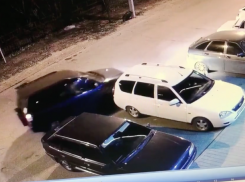 Не надо так: автоледи помяла припаркованный автомобиль в Волжском
