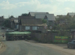 В Средней Ахтубе большегруз перекрыл движение по мосту