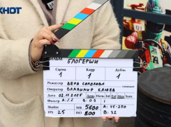 Первый съемочный день фильма «Блогерши» в Волжском: талисман «Лабубу», футболка от фанатки и «магия» на плейбеке