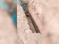 Массовое захоронение людей в траншею попало на видео: ритуальный скандал разразился в Волжском