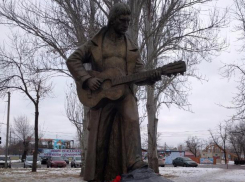 В день рождения Высоцкого к его памятнику в Волжском поклонники несут цветы