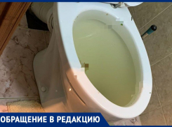 «Устали купаться в фекалиях»: жители дома в Волжском 3 недели не могут добиться ремонта канализации