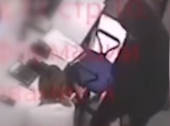 В Волгограде неизвестный ворвался в офис кредитования и угрожал ножом специалисту: видео