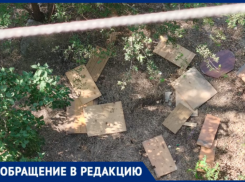 В Волжском жильцы устроили свалку прямо под окнами, выбрасывая мусор с балкона на головы соседям