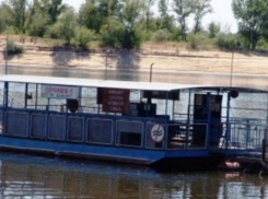 Паром волжский. Паром Дачник 1. Волжский переправа. Волжский паром через Ахтубу.