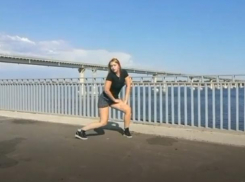 Заводная блондинка устроила попотряс на фоне «танцующего» моста