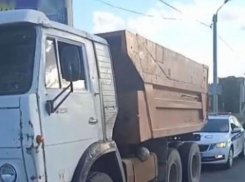 Выгружал мусор на пустыре: в Волжском «поймали» водителя мусоровоза
