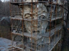В Москве за забором «прячут» копию головы волгоградской «Родины-матери»