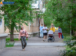 В Волжском неадекватный мужчина напал на детей
