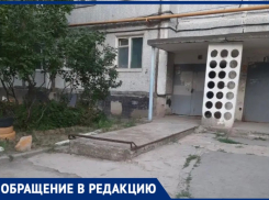 30 лет без ремонта: жители дома в 18‑м микрорайоне Волжского бьют тревогу из‑за непроходимой дороги