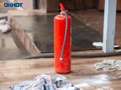 В Волжском пожар повредил жилой дом и пристройку