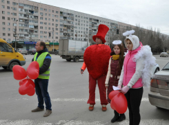 «Зимние ангелы» подарили волжским водителям свои сердца