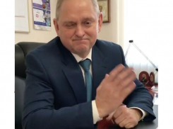 Мэр Волжского Игорь Воронин подмигнул рабочим волжанам