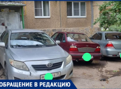 Автохамы закрывают вход в подъезд во дворе Волжского