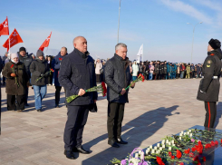 Глава Волжского почтил память защитников Сталинграда в годовщину Победы